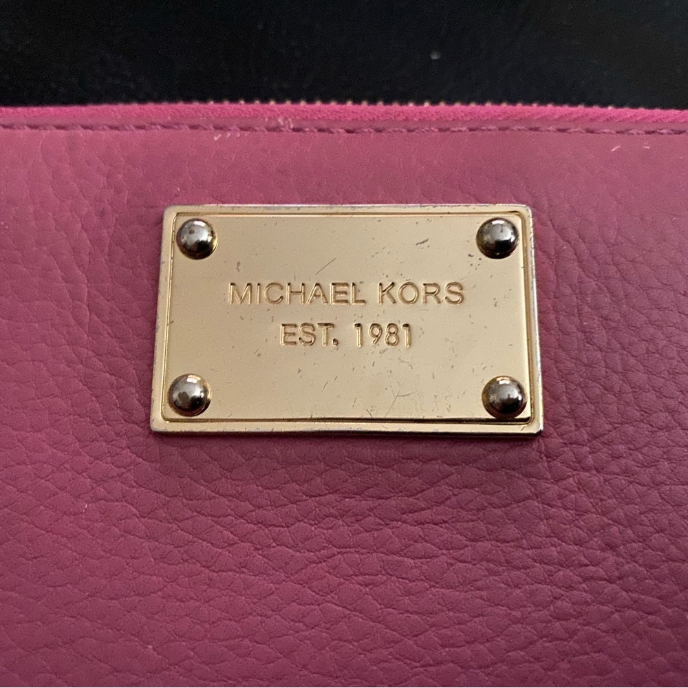 Michael Kors large pink wallet beautiful slight wear on corners - Picture 7 of 9